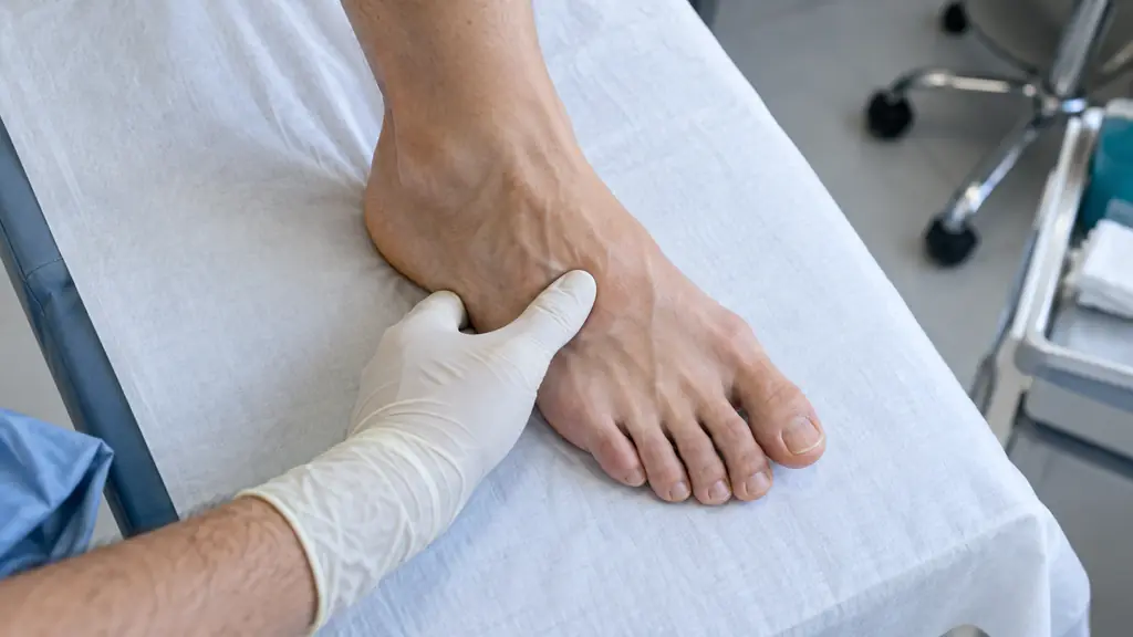 Douleur du pied droit : causes possibles et signes à surveiller